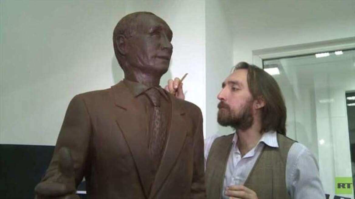 Βίντεο: Έφτιαξαν άγαλμα του Πούτιν από... σοκολάτα